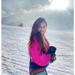 Falaq Naaz Instagram - I see beauty everywhere ❄️💕 . . . Wearing-: @trenbee_ . . . #kashmir #gulmarg #falaqnaaz #trending #winter #snow #collaboration #coordset #pink #wintercollection #fashion #styling #december #season #travelgram #travelphotography Gulmarg, Kashmir