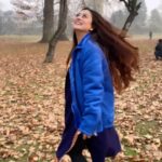 Falaq Naaz Instagram - Hum tum yahan tanha nahi 🍁❤️ . . . #trendingreels #mapleleafs #kashmir #autumnvibes #winter #falaqnaaz #viralvideos #reels #instagram #instagood #travel #travelgram #explorepage #foryou #merehumnasheen #ost #slomo #pakistani #ost #srinagar #decembervibes #decemberborn #kashmirilook #love Kashmir A Heaven On Earth