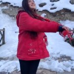 Falaq Naaz Instagram - Srk songs hits different in snow🤪 . . . #reelitfeelit #trendingreels #falaqnaaz #foryou #snow #winter #mountains #snowfall #explorepage #travelphotography #travelgram #kashmirindecember #kashmir #peace #srk #songs #bollywood #yrf #bollywoodvibes #challah #romance #decemberborn #season Sonamarg, Jammu And Kashmir, India