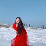 Falaq Naaz Instagram - Sunta hai mera khuda❤️🍁❄️ . . . #trendingreels #winter #bollywoodvideo #bollywoodvibes #yrf #saree #redsaree #snow #gulmarg #90s #song #bollywood #trendingsongs #foryou #explorepage #decemberborn #birthday #viral #madhuridixit #romantic #songs #love #travelgram #destination #travelphotography #travelreels #kashmir #season Gulmarg