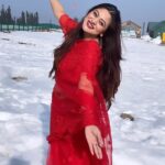 Falaq Naaz Instagram - Lip sync gadbad hai but feel samjho😍 . . . #ramdomreel #reels #instagram #snow #gulmarg #kashmir #december #redsaree #winter #yrf #bollywoodvibes #trendingreels #viral #reels #foryou #explorepage #srk #90s #romance #love #falaqnaaz #travelgram #travelblogger #fashion #decemberborn #season #lovequotes Gulmarg