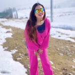 Falaq Naaz Instagram - 💕💕💕💕💕 . . . #trendingreels #falaqnaaz #snow #december #kashmir #gulmarg #photoshoot #travel #travelgram #explorepage #bollywoodsongs #bollywoodvibes #yrf #srk #kareenakapoor #fashion #decemberbirthday #winter #k3g #instagram #templates Gulmarg