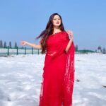 Falaq Naaz Instagram - Main yahan hun ❤️❤️❤️❤️❄️❄️❄️❄️😍😍😍 . . . #srk #yashrajfilms #trendingreels #bollywood #song #mainyahanhoon #veerzaara #falaqnaaz #kashmir #snow #redsaree #love #romance #gulmarg #viral #reels #foryou #instagram #templates #bollywoodvibes Gulmarg