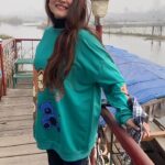 Falaq Naaz Instagram - Ishq wala love 💕 . . . Wearing-: @trenbee_ . . . #trendingreels #falaqnaaz #viral #reels #explorepage #foryou #bollywoodsongs #vibes #winter #outfits #swearshirt #anime #kashmir #collaboration #houseboat #travelphotography #travelreels #snow #december