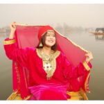 Falaq Naaz Instagram - Did this 🙈🥰❤️ . . . #kashmiriattire #dallake #falaqnaaz #kashmir #kashmirilook #picoftheday #trending #travel #travelgram Dal Lake, Srinagar