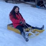 Falaq Naaz Instagram - Dil to pagal hai❤️ . . . #trendingreels #snow #winter #kashmir #snowfall #sledgeride #viral #reels #explorepage #foryou #falaqnaaz #fun #december #2022 #wintervibes #bollywoodsongs #srk Sonamarg, Jammu And Kashmir, India