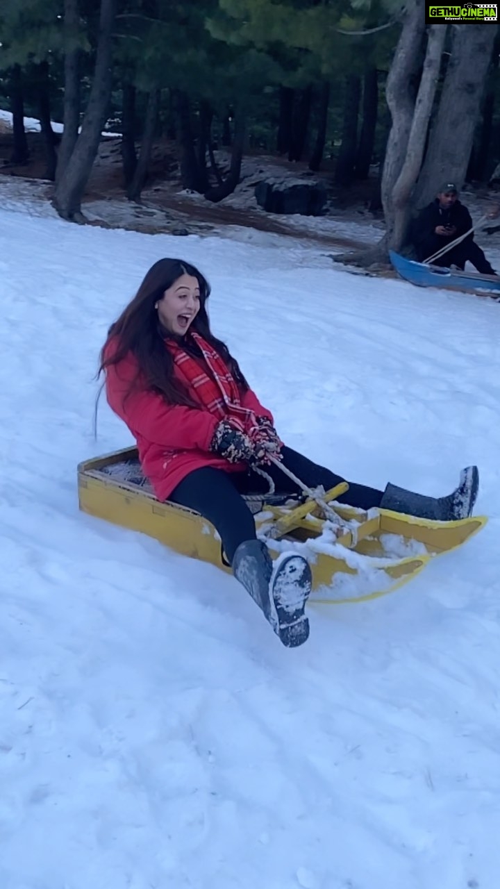 Falaq Naaz Instagram - Dil to pagal hai❤️ . . . #trendingreels #snow #winter #kashmir #snowfall #sledgeride #viral #reels #explorepage #foryou #falaqnaaz #fun #december #2022 #wintervibes #bollywoodsongs #srk Sonamarg, Jammu And Kashmir, India