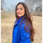 Falaq Naaz Instagram - मेरे पास से उठ कर वो उस का जाना सारी कैफ़िय्यत है गुज़रते मौसम सी . . . #picoftheday #kashmir #winterlove #falaqnaaz #shayari #shayarilover #december #birthdaymonth Nishat Bagh