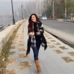 Falaq Naaz Instagram - Main to tera hun tera hi keh launga💕 Lines by -: @rajabetasharad 🍁💫 . . . #shayari #reels #instagram #trendingreels #viral #foryou #explorepage #kashmir #falaqnaaz #sharadtripathi #shayarilover #slomo #originalaudio #december #lovers #winterlove