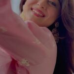 Falaq Naaz Instagram - How I love this song💕 Tasveer Teri dil me❤️ . . . Outfit-: @sumaiyas_collections . . . #reelsinstagram #trendingreels #falaqnaaz #slomo #explorepage✨ #foryou #oldsongs #love