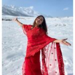 Falaq Naaz Instagram - Have you seen female Srk 🤪 that’s me🤪😍😬 . . Ps-: how I love this theme 😍 . . . #srk #falaqnaaz #gulamrg #ddlj #snow #kashmir #picoftheday #photography #femalesrk Gulmarg