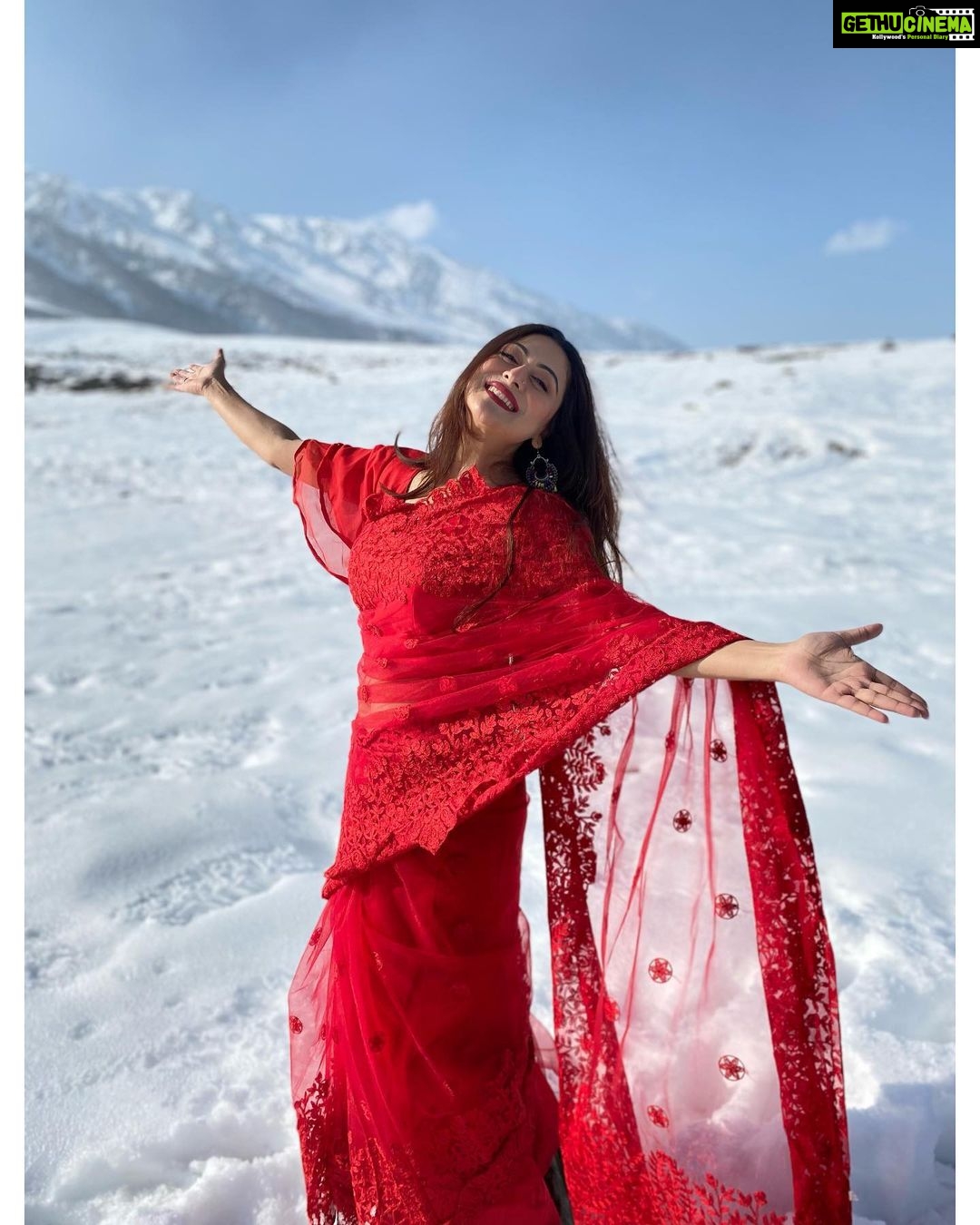 Falaq Naaz Instagram - Have you seen female Srk 🤪 that’s me🤪😍😬 . . Ps-: how I love this theme 😍 . . . #srk #falaqnaaz #gulamrg #ddlj #snow #kashmir #picoftheday #photography #femalesrk Gulmarg