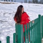 Falaq Naaz Instagram – ❤️❤️❤️
.
.
.
#redsaree #snow #winteroutfit #gulmarg #kashmir #trendingreels #trending #foryou #explorepage #falaqnaaz #viralvideos #tummile #collaborationindia #season #love #bollywoodvibes #yrf #fashion Gulmarg, Kashmir