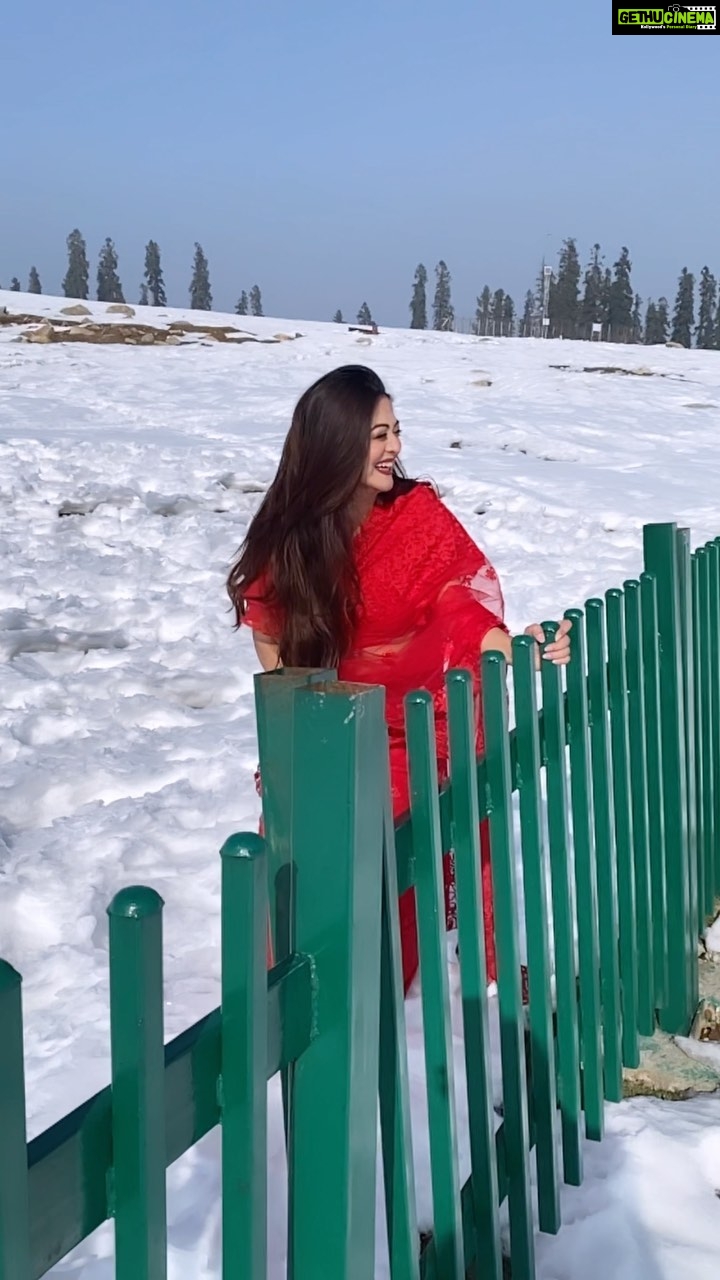 Falaq Naaz Instagram - ❤️❤️❤️ . . . #redsaree #snow #winteroutfit #gulmarg #kashmir #trendingreels #trending #foryou #explorepage #falaqnaaz #viralvideos #tummile #collaborationindia #season #love #bollywoodvibes #yrf #fashion Gulmarg, Kashmir