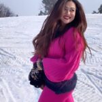 Falaq Naaz Instagram – Bata ye hunar tune sikha kahan se? 💕
.
.
.
Wearing-: @trenbee_ 
.
.
.
#trendingreels #foryou #falaqnaaz #snow #winter #kashmir #travel #birthday #reelsinstagram #explorepage #foryou #slomo #winteroutfit #collaborationindia #collaboration #vacation #destinationbirthday #lofi Gulmarg, Kashmir