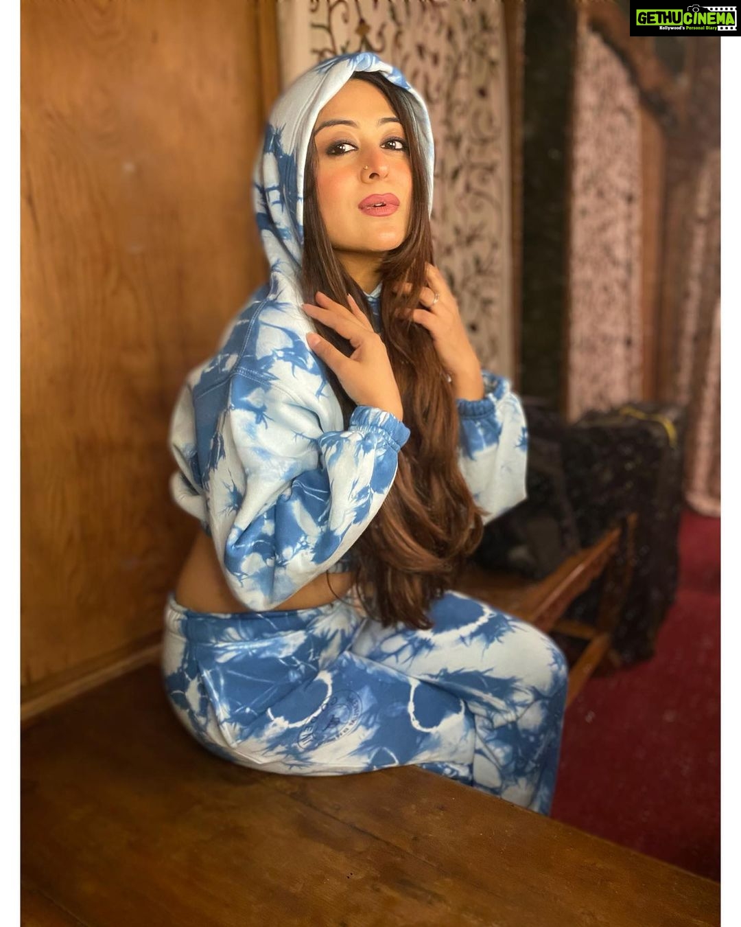 Falaq Naaz Instagram - Above all else, Embrace your flaws💫✨ . . . Wearing-: @godevils Brand pr-: @ishreen_vadi . . . #hoodie #tracksuit #winteroutfit #falaqnaaz #collaboration #collaborationindia #explorepage #foryou #trendingnow