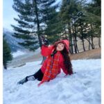 Falaq Naaz Instagram - Haan Haan main Happy hun 😍❄️ . . . #winteroutfit #snow #sonamarg #kashmir #happyme #falaqnaaz #favorite #place #winterseason Sonamarg, Jammu And Kashmir, India