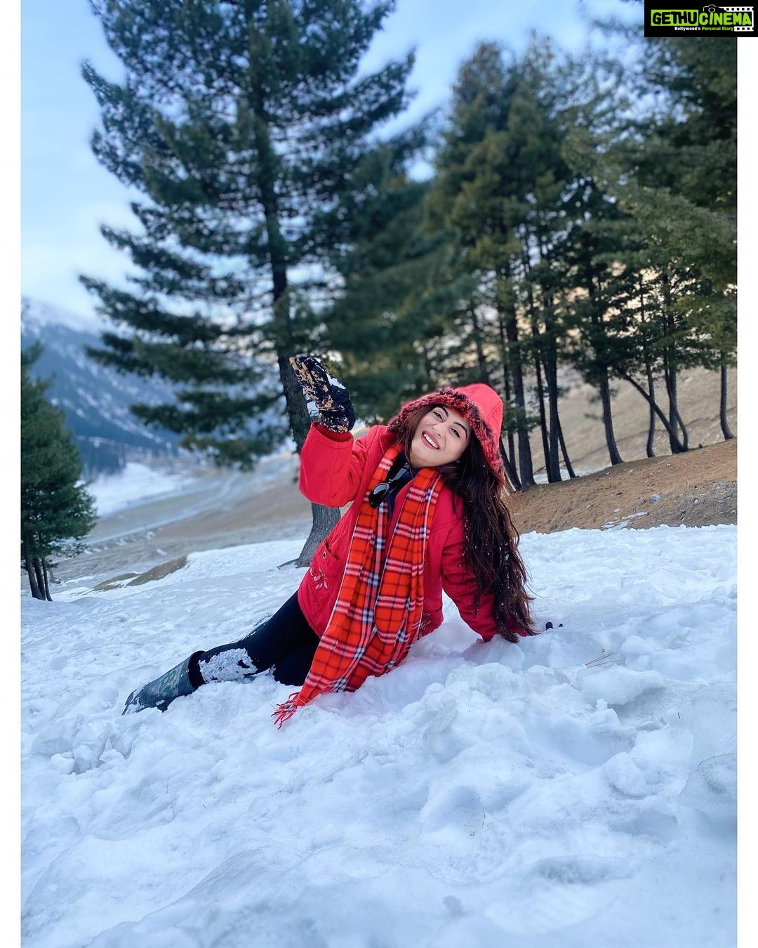 Falaq Naaz Instagram - Haan Haan main Happy hun 😍❄️ . . . #winteroutfit #snow #sonamarg #kashmir #happyme #falaqnaaz #favorite #place #winterseason Sonamarg, Jammu And Kashmir, India