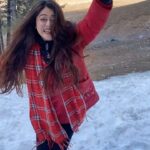 Falaq Naaz Instagram - Mainnn chaliiiiiiiii😍😍😍❄️❄️ . . . #trendingreels #falaqnaaz #ddlj #bollywoodvibes #mainchali #viralreels #foryou #explore #explorepage #snow #sonamarg #kashmir #winter Sonamarg - Kashmir