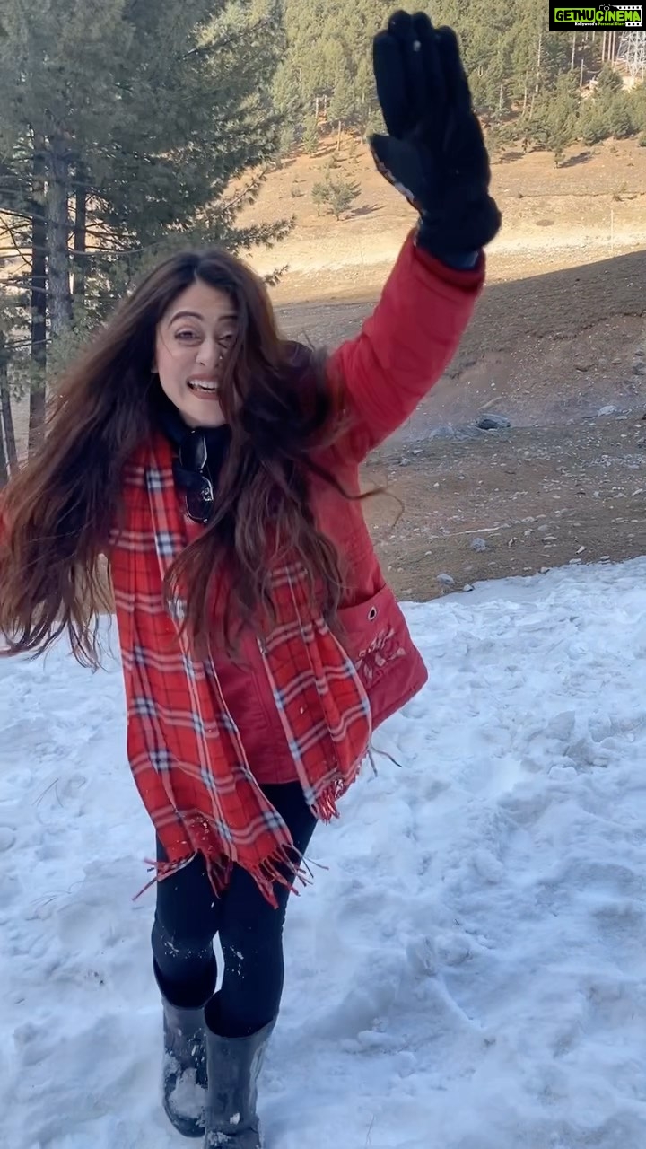 Falaq Naaz Instagram - Mainnn chaliiiiiiiii😍😍😍❄️❄️ . . . #trendingreels #falaqnaaz #ddlj #bollywoodvibes #mainchali #viralreels #foryou #explore #explorepage #snow #sonamarg #kashmir #winter Sonamarg - Kashmir