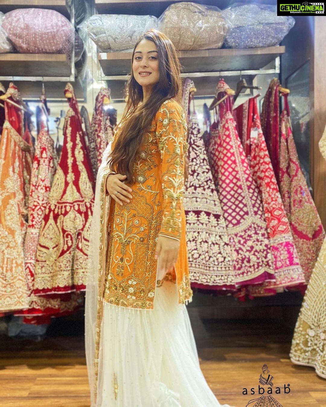 Falaq Naaz Instagram - Presenting ‘Jameel’ Stunning trail garara in rusty Orange with an Ivory undertone .. Garar with antique work and heavily embroidered front and sleeves Lovely handwork dupatta Priced at 27900/-INR For enquiries Call / WhatsApp +919819954540 Asbaab by Madiha Farooq Store Location 📍: 18/144, Nehru Rd, Anand Nagar, Vakola, Santacruz East, Mumbai, Maharashtra Outfits by @asbaabofficial Styling @madihafarooqstyle Artist @falaknazz #asbaabofficial #bridetobe #bigfatwedding #bridalmakeup #bridalfashion #wedding #onlineshopping #sharara #garara Asbaab By Madiha Farooq