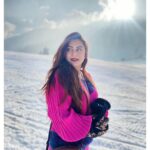 Falaq Naaz Instagram - I see beauty everywhere ❄️💕 . . . Wearing-: @trenbee_ . . . #kashmir #gulmarg #falaqnaaz #trending #winter #snow #collaboration #coordset #pink #wintercollection #fashion #styling #december #season #travelgram #travelphotography Gulmarg, Kashmir