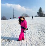 Falaq Naaz Instagram - I see beauty everywhere ❄️💕 . . . Wearing-: @trenbee_ . . . #kashmir #gulmarg #falaqnaaz #trending #winter #snow #collaboration #coordset #pink #wintercollection #fashion #styling #december #season #travelgram #travelphotography Gulmarg, Kashmir