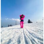 Falaq Naaz Instagram - I see beauty everywhere ❄️💕 . . . Wearing-: @trenbee_ . . . #kashmir #gulmarg #falaqnaaz #trending #winter #snow #collaboration #coordset #pink #wintercollection #fashion #styling #december #season #travelgram #travelphotography Gulmarg, Kashmir