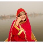 Falaq Naaz Instagram - Did this 🙈🥰❤️ . . . #kashmiriattire #dallake #falaqnaaz #kashmir #kashmirilook #picoftheday #trending #travel #travelgram Dal Lake, Srinagar
