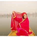 Falaq Naaz Instagram - Did this 🙈🥰❤️ . . . #kashmiriattire #dallake #falaqnaaz #kashmir #kashmirilook #picoftheday #trending #travel #travelgram Dal Lake, Srinagar