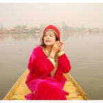 Falaq Naaz Instagram - Did this 🙈🥰❤️ . . . #kashmiriattire #dallake #falaqnaaz #kashmir #kashmirilook #picoftheday #trending #travel #travelgram Dal Lake, Srinagar
