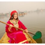 Falaq Naaz Instagram - Did this 🙈🥰❤️ . . . #kashmiriattire #dallake #falaqnaaz #kashmir #kashmirilook #picoftheday #trending #travel #travelgram Dal Lake, Srinagar