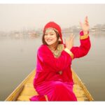 Falaq Naaz Instagram – Did this 🙈🥰❤️
.
.
.
#kashmiriattire #dallake #falaqnaaz #kashmir #kashmirilook #picoftheday #trending #travel #travelgram Dal Lake, Srinagar