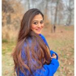 Falaq Naaz Instagram - मेरे पास से उठ कर वो उस का जाना सारी कैफ़िय्यत है गुज़रते मौसम सी . . . #picoftheday #kashmir #winterlove #falaqnaaz #shayari #shayarilover #december #birthdaymonth Nishat Bagh