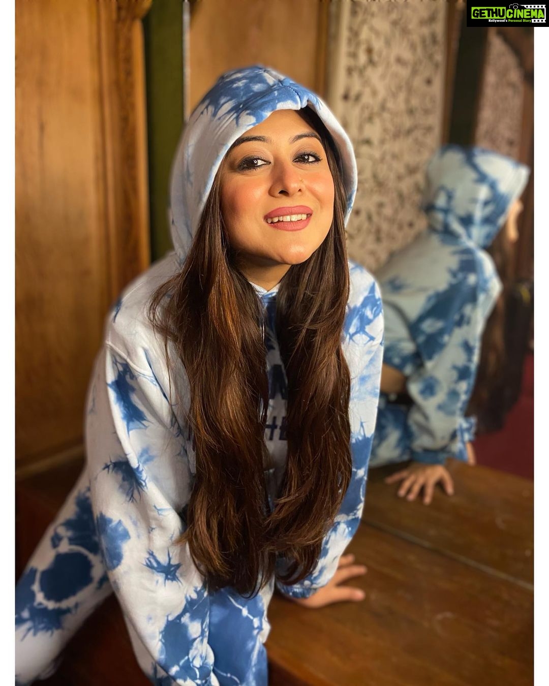 Falaq Naaz Instagram - Above all else, Embrace your flaws💫✨ . . . Wearing-: @godevils Brand pr-: @ishreen_vadi . . . #hoodie #tracksuit #winteroutfit #falaqnaaz #collaboration #collaborationindia #explorepage #foryou #trendingnow