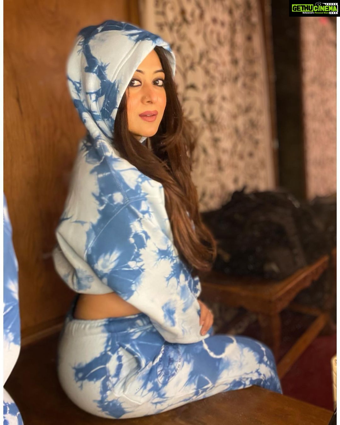 Falaq Naaz Instagram - Above all else, Embrace your flaws💫✨ . . . Wearing-: @godevils Brand pr-: @ishreen_vadi . . . #hoodie #tracksuit #winteroutfit #falaqnaaz #collaboration #collaborationindia #explorepage #foryou #trendingnow