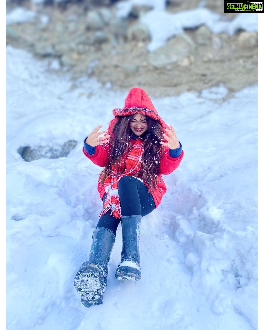 Falaq Naaz Instagram - Haan Haan main Happy hun 😍❄️ . . . #winteroutfit #snow #sonamarg #kashmir #happyme #falaqnaaz #favorite #place #winterseason Sonamarg, Jammu And Kashmir, India