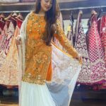 Falaq Naaz Instagram - Presenting ‘Jameel’ Stunning trail garara in rusty Orange with an Ivory undertone .. Garar with antique work and heavily embroidered front and sleeves Lovely handwork dupatta Priced at 27900/-INR For enquiries Call / WhatsApp +919819954540 Asbaab by Madiha Farooq Store Location 📍: 18/144, Nehru Rd, Anand Nagar, Vakola, Santacruz East, Mumbai, Maharashtra Outfits by @asbaabofficial Styling @madihafarooqstyle Artist @falaknazz #asbaabofficial #bridetobe #bigfatwedding #bridalmakeup #bridalfashion #wedding #onlineshopping #sharara #garara Asbaab By Madiha Farooq