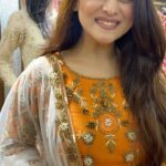 Falaq Naaz Instagram - Presenting ‘Jameel’ Stunning trail garara in rusty Orange with an Ivory undertone .. Garar with antique work and heavily embroidered front and sleeves Lovely handwork dupatta Priced at 27900/-INR For enquiries Call / WhatsApp +919819954540 Asbaab by Madiha Farooq Store Location 📍: 18/144, Nehru Rd, Anand Nagar, Vakola, Santacruz East, Mumbai, Maharashtra Outfits by @asbaabofficial Styling @madihafarooqstyle Artist @falaknazz #asbaabofficial #bridetobe #bigfatwedding #bridalmakeup #bridalfashion #wedding #onlineshopping #sharara #garara Asbaab By Madiha Farooq