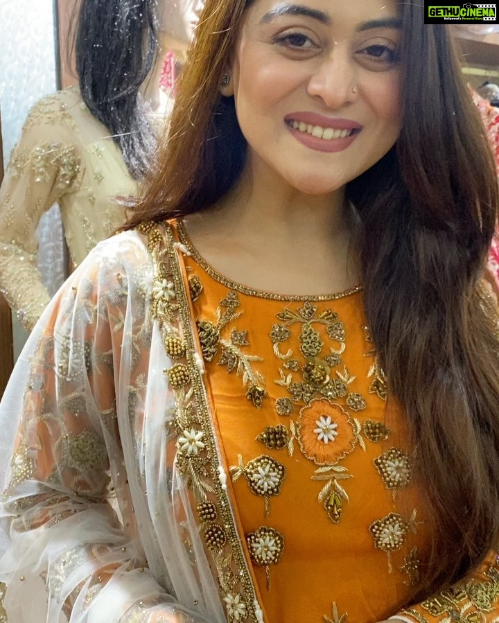 Falaq Naaz Instagram - Presenting ‘Jameel’ Stunning trail garara in rusty Orange with an Ivory undertone .. Garar with antique work and heavily embroidered front and sleeves Lovely handwork dupatta Priced at 27900/-INR For enquiries Call / WhatsApp +919819954540 Asbaab by Madiha Farooq Store Location 📍: 18/144, Nehru Rd, Anand Nagar, Vakola, Santacruz East, Mumbai, Maharashtra Outfits by @asbaabofficial Styling @madihafarooqstyle Artist @falaknazz #asbaabofficial #bridetobe #bigfatwedding #bridalmakeup #bridalfashion #wedding #onlineshopping #sharara #garara Asbaab By Madiha Farooq