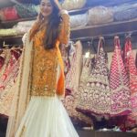 Falaq Naaz Instagram - Presenting ‘Jameel’ Stunning trail garara in rusty Orange with an Ivory undertone .. Garar with antique work and heavily embroidered front and sleeves Lovely handwork dupatta Priced at 27900/-INR For enquiries Call / WhatsApp +919819954540 Asbaab by Madiha Farooq Store Location 📍: 18/144, Nehru Rd, Anand Nagar, Vakola, Santacruz East, Mumbai, Maharashtra Outfits by @asbaabofficial Styling @madihafarooqstyle Artist @falaknazz #asbaabofficial #bridetobe #bigfatwedding #bridalmakeup #bridalfashion #wedding #onlineshopping #sharara #garara Asbaab By Madiha Farooq