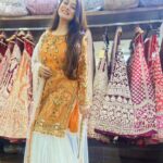 Falaq Naaz Instagram - Presenting ‘Jameel’ Stunning trail garara in rusty Orange with an Ivory undertone .. Garar with antique work and heavily embroidered front and sleeves Lovely handwork dupatta Priced at 27900/-INR For enquiries Call / WhatsApp +919819954540 Asbaab by Madiha Farooq Store Location 📍: 18/144, Nehru Rd, Anand Nagar, Vakola, Santacruz East, Mumbai, Maharashtra Outfits by @asbaabofficial Styling @madihafarooqstyle Artist @falaknazz #asbaabofficial #bridetobe #bigfatwedding #bridalmakeup #bridalfashion #wedding #onlineshopping #sharara #garara Asbaab By Madiha Farooq