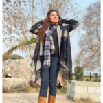 Falaq Naaz Instagram - क़ुर्बतें होते हुए भी फ़ासलों में क़ैद हैं कितनी आज़ादी से हम अपनी हदों में क़ैद हैं . . . #kashmir #picoftheday #sunset #charchinar #dallake #winter #evening Char Chinar (Dal-Lake)