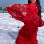 Falaq Naaz Instagram - Ye hum agae hain kahannnnn❤️❤️❤️❤️🍁🍁🍁🍁❄️❄️❄️❄️ . . . #trendingreels #viral #foryou #yehumaagayeheinkahan #srk #bollywoodfeel #falaqnaaz #explorepage #winter #snow #sareelook #gulmarg #kashmir