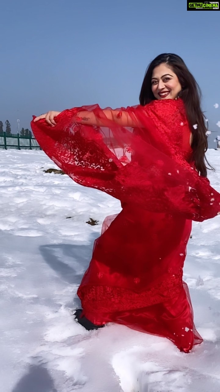 Falaq Naaz - 66K Likes - Ye hum agae hain kahannnnn❤️❤️❤️❤️🍁🍁🍁🍁❄️❄️❄️❄️
.
.
.
#trendingreels #viral #foryou #yehumaagayeheinkahan #srk #bollywoodfeel #falaqnaaz #explorepage #winter #snow #sareelook #gulmarg #kashmir