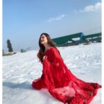 Falaq Naaz Instagram – Ye ishq haiii❤️❤️❤️❤️
.
.
.
Wearing-: @designer_libaas_house 
.
.
.
#trending #redsaree #falaqnaaz #kashmir #snowfall #photoshoot #collaborationindia #collaboration #gulmarg Gulmarg, Kashmir