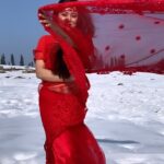 Falaq Naaz Instagram - Ok bye 🙈 . . . Saree @designer_libaas_house . . . #sareelook #falaqnaaz #trendingreels #foryou #explorepage #slomo #snowfall #kashmir #redsaree #viral #reels #bollywood #feelings #reelitfeelit #birthdaymonth #destinationbirthday Gulmarg