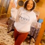 Falaq Naaz Instagram - #sundayvibes ! @godevils Fits like a dream - Comfortable & Cosy. Brand Pr @ishreen_vadi . . . #trendingreels #collaborationindia #falaqnaaz #viral #reels #explorepage #foryou #trendingsongs #outfits #kashmir #houseboat