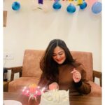 Falaq Naaz Instagram - 02-12-2022 Birthday ❤️❄️🍁✨ Thank you meri pyaari amma for this beautiful birthday trip I love you @kehekshan18 Thank you everyone for all the amazing wishes and love 💕 Day went well alhumdullilah ❤️✨💕❄️🍁💫 missing you @sheezan9 @_tunisha.sharma_ #beyondhappy #blessed #happiness Gulmarg