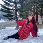 Falaq Naaz Instagram - Destination Birthday be like ❄️❤️🍁 . . . #trendingreels #birthday #birthdaygirl #happybirthdaytome #falaqnaaz #foryou #explorepage #kashmir #sonamarg